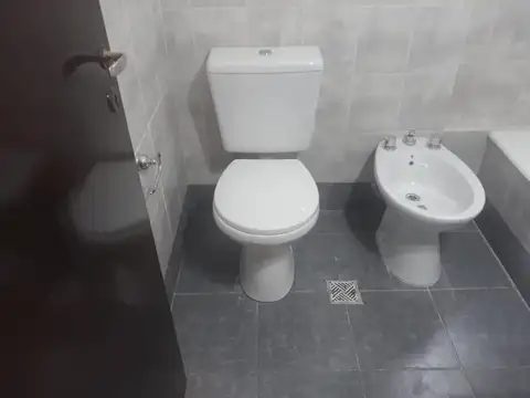 VENTA DPTO 2 AMB AL LATERAL CON BALCÓN Y COCHERA