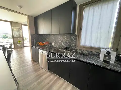 Casa en Venta con 4 cocheras