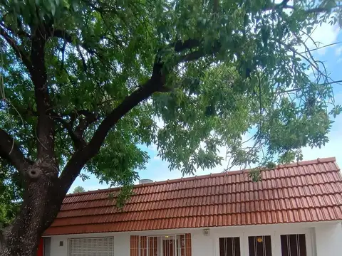 Casa 2 dormitorios. Patio.Jardin.Ccochera.Parrillero. Bella Vista