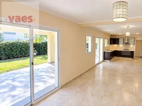Casa en Alquiler con 2 cocheras