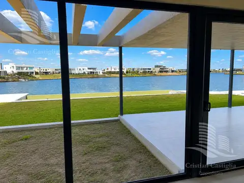 Casa en Venta con 4 cocheras
