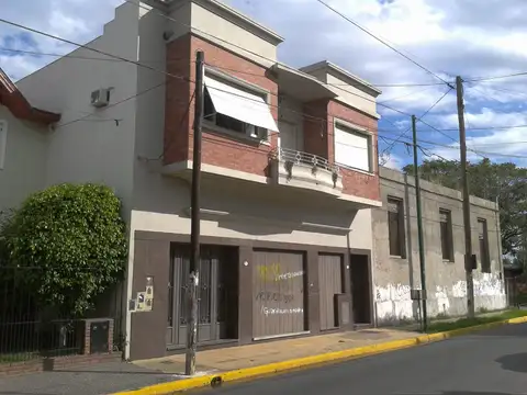 OPORTUNIDAD AMPLIO SALON CON DEPARTAMENTO EN PLANTA  ALTA