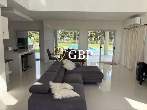 Casa en Alquiler con 2 cocheras