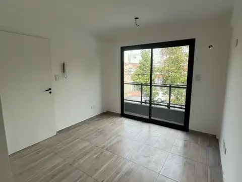 Dpto 2 amb al frente con balcon 1er piso, poca antiguedad. Excelente ubicacion: Gorriti 717, L de Zamora