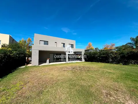 Casa en venta de 4 dormitorios y playroom. Santa Guadalupe. Pilar. 100