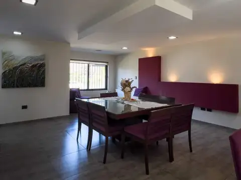 Casa en Venta con 4 cocheras