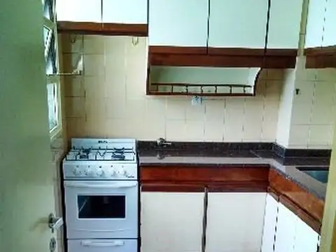 *DEPTO. 2 AMBIENTES CON LAVADERO Y COCINA INDEPENDIENTE *A 4 CDRAS DE LA ESTACIÓN