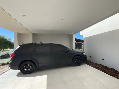 Casa en Alquiler con 2 cocheras