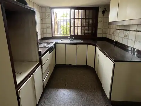 Amplia casa con 3 dormitorios y parque