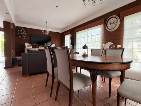 Casa 4 ambientes con gran parque