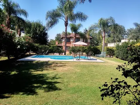 VENTA CASA DE DISEÑO CON PILETA , B° LA SOBERANA