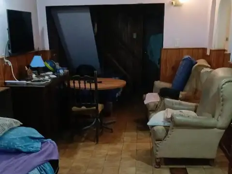 Casa 7 ambientes con 2 baños