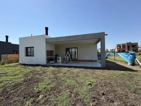 Casa 4 ambientes con 2 baños