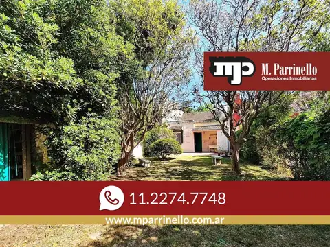 Casa de 5 ambientes toda en PB, con Gran Jardín y Mucho Potencial en Excelente Lote- En Venta