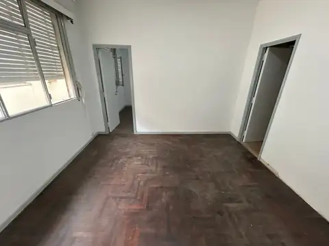 Departamento de 3 Ambientes Luminoso Cocina y Baño, 1 Piso por escalera corta