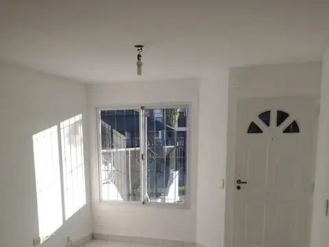 duplex al frente esquina  entrada de coche y fondo