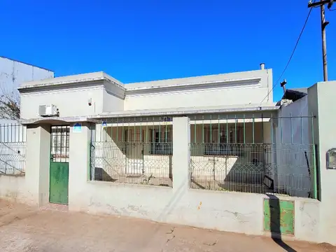 CASA DE SOLIDA CONSTRUCCIÓN. 3 dorm, 2 baños, Coc, Liv-Com, Lav, Galería, Patio y Jardín, Parrilla.