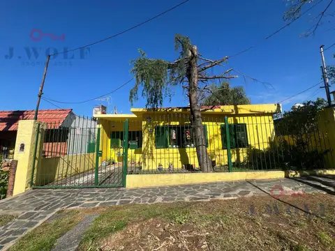 PH 3 ambientes luminoso con dos patios, parrilla y cochera.