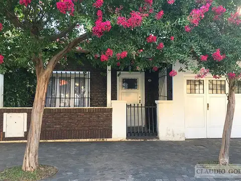 Casa 4 ambientes con cochera quincho apta crédito en Venta -  Moron
