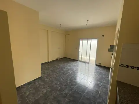 DEPTO 2 DORMITORIOS 1er PISO POR ESCALERA