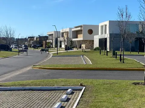 Espectacular Lote De 907m2 Al Agua En Virazón, Nordelta.