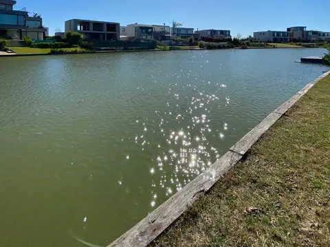 Espectacular Lote De 907m2 Al Agua En Virazón, Nordelta.