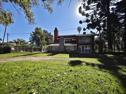 Casa en Venta con 3 cocheras