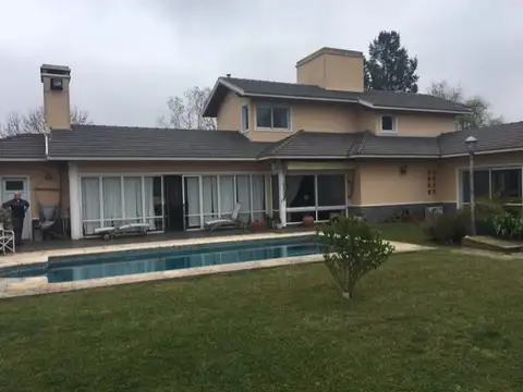 Excelente chalet en  Barrio cerrado Village