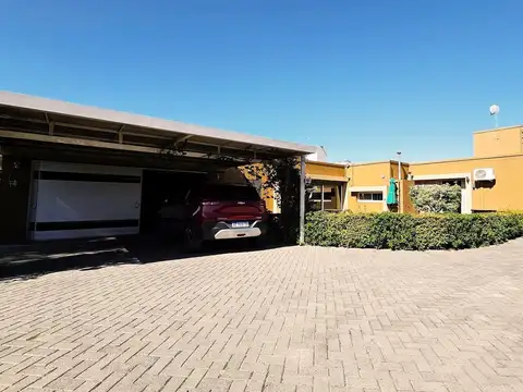 Casa en Venta con 4 cocheras