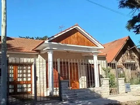 Casa en venta - 3 Dormitorios 2 Baños - Ringuelet