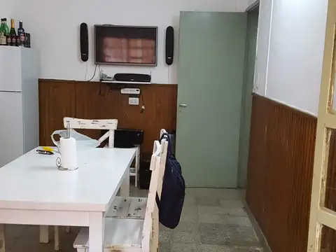 Uriburu y Oroño. casa 2 dormitorios. cochera.