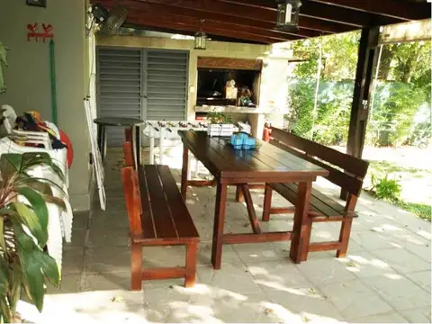 Casa 8 ambientes con 2 baños