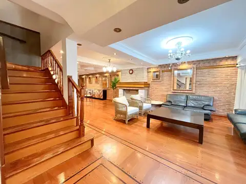 Casa en Alquiler con 4 cocheras