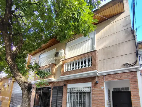 Departamento tipo casa en venta en Villa Luro