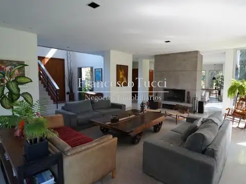 Casa 7 ambientes con 5 baños