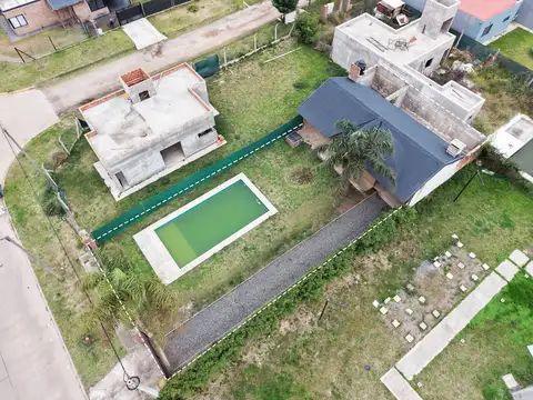 Casa con piscina sobre Avenida