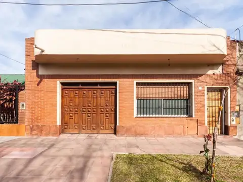CASA DE 6 AMB CON PATIO ,GARAGE-APTO CREDITO