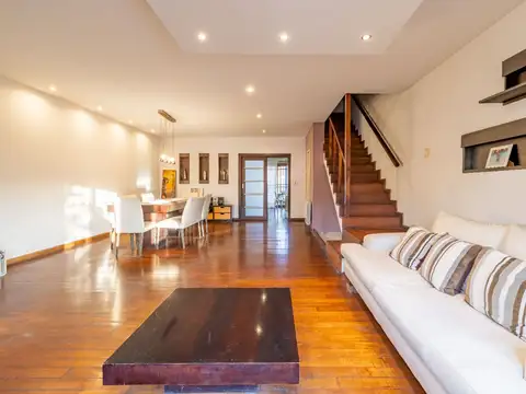 Casa en Venta con 2 cocheras