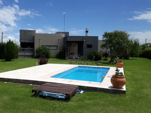 Casa en Venta con 3 cocheras