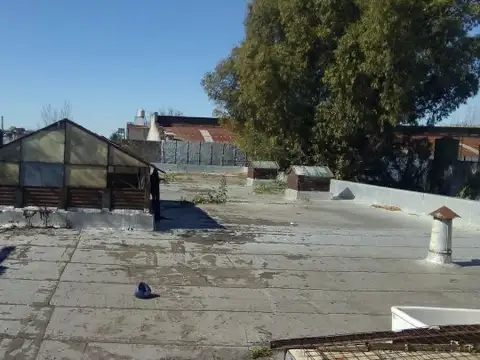 Galpon /Depósito en Planta Baja y mas de 11 habitaciones en Planta Alta, todo junto o por separ...