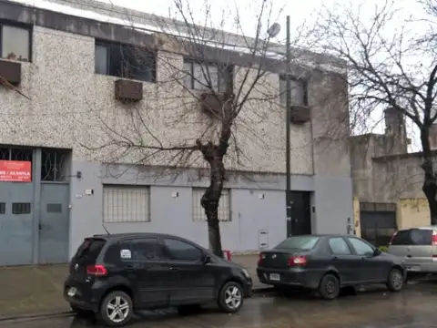 Galpon /Depósito en Planta Baja y mas de 11 habitaciones en Planta Alta, todo junto o por separ...