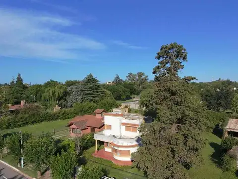 CASA 4 DORMITORIOS GRAN LOTE 1950m2 V. RUMIPAL