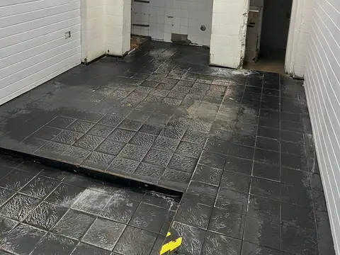 Local impecable con frente vidriado y persiana ciega apto TODO TIPO DE RUBRO
