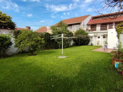 VENTA - CASA 8 AMBIENTES C/COCHERA - BOULOGNE