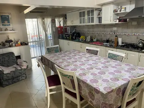 Casa 4 ambientes con 2 baños