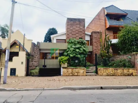 Venta - Casa 4 dormitorios - Villa Ballester
