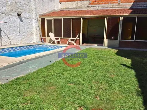 VENTA | CASA 4 AMBIENTES EN LOTE PROPIO CON JARDÍN Y PILETA – VILLA ADELINA