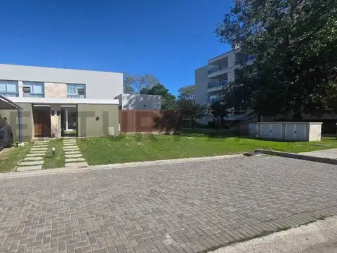 Alquiler Casona en Fincas de Hudson | 3 Dormitorios + Playroom | Barrio Premium