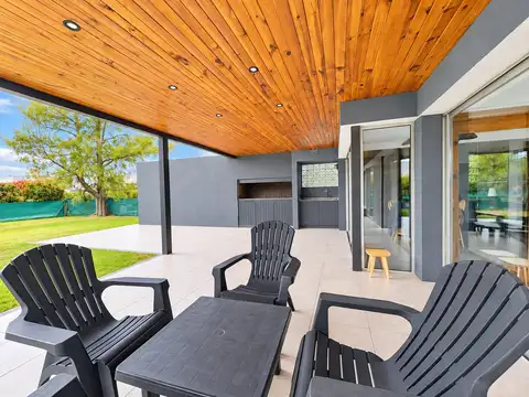 Casa en Alquiler con 2 cocheras