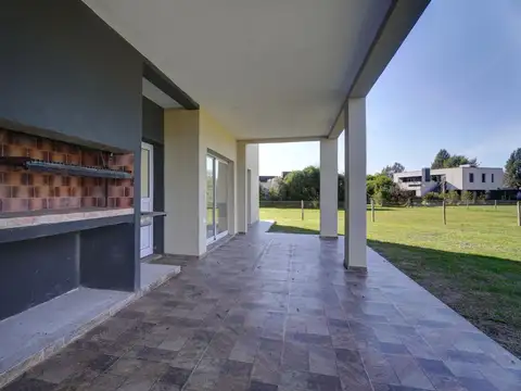Casa en Alquiler con 2 cocheras